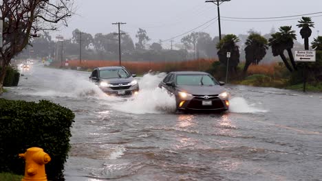 Conducir-Automóviles-En-Una-Carretera-Americana-Inundada-Después-De-Una-Fuerte-Lluvia-Por-La-Noche