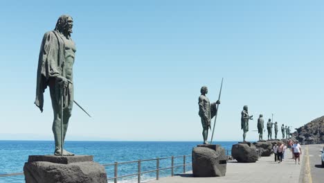 Plaza-De-La-Schutzpatron-Der-Kanarischen-Inseln-Mit-Guanche-Statuen