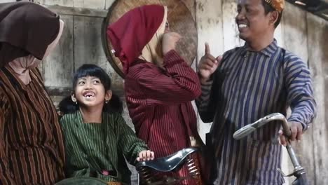 Glückliche-Javanische-Familie-Mit-Ihren-Beiden-Kindern-Auf-Einem-Alten-Fahrrad,-Zentral-Java,-Indonesien
