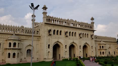Eingangstor-Und-Gärten-Zur-Bara-Imambara-In-Lucknow