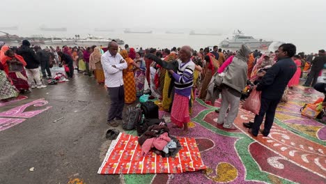 Filmische-Ansicht-Von-Indern,-Die-Zu-Religiösen-Zwecken-Für-Das-Sankranti-Festival-In-Kalkutta,-Indien,-Auf-Dem-Ganges-In-Babu-Ghat-Duschen