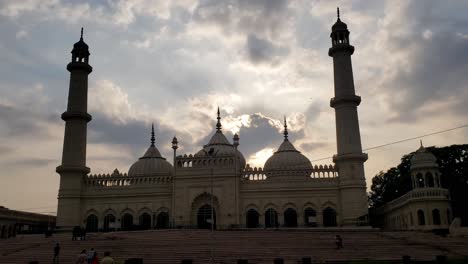 Captura-De-Vídeo-De-La-Hermosa-Mezquita-Asfi-En-Lucknow,-India---Cielo-Nublado