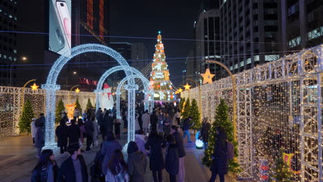 Cheonggyecheon-Stream-Plaza---People-Take-Photos-at-Night-With-Beautiful-Christmas-Garlands-Decorations-and-Walk-by