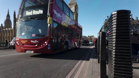 Schwarze-Taxis-Und-Roter-Doppeldeckerbus-Fahren-An-Einem-Sonnigen-Januartag-über-Die-Westminster-Bridge-Mit-Big-Ben-Im-Hintergrund