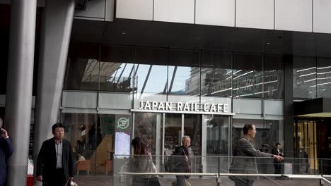 Los-Viajeros-Pasan-Por-Japan-Rail-Cafe-En-La-Estación-De-Tokio-En-El-Lado-De-Entrada-De-Yaesu.