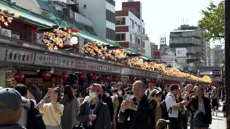 People-exploring-the-rich-heritage-of-Nakamise-Street-in-Asakusa