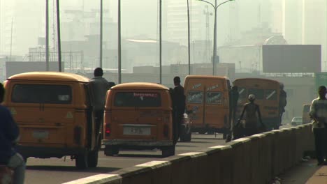 Minibuses-En-Un-Puente-En-Lagos,-Nigeria