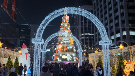 Vista-Nocturna-Del-árbol-De-Navidad-Y-Multitud-De-Personas-Caminando-En-La-Plaza-Del-Arroyo-Cheonggyecheon-En-2023