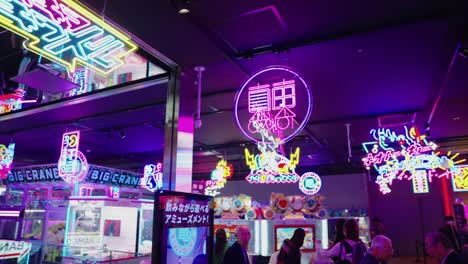 Zeitlupenschwenk-Zur-Einspielung-Eines-Futuristischen-Game-Centers-In-Shinjuku