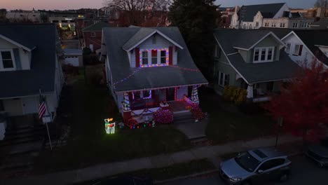 Amerikanisches-Haus-Mit-Hellen-Und-Farbenfrohen-Weihnachtslichtern