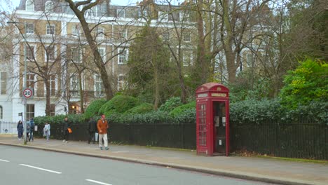 Traditional-Telephone-booth-street-in-the-city-of-London,-England
