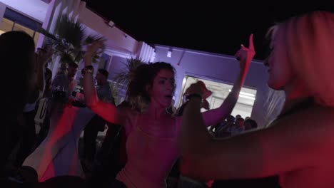 Un-Grupo-De-Mujeres-Sexys-Disfruta-Bailando-Juntas-En-Una-Fiesta-De-Aniversario,-Vida-Nocturna