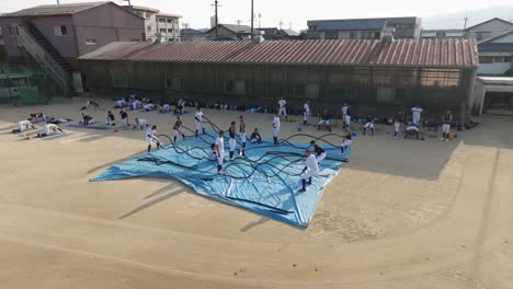 Japanische-Baseballspieler-Trainieren-Auf-Einem-Schulsportplatz-Mit-Armkraft-In-Der-Stadt-Fukui
