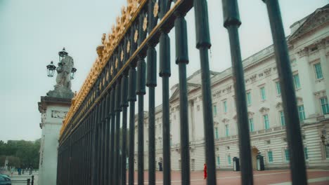 The-iron-fence-in-front-of-Buckingham-Palace