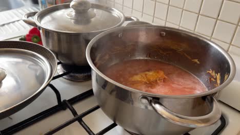 Preparación-De-Sopa-De-Fideos-Con-Tomate