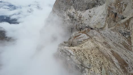 Dolomiten-Italien---Passo-Di-Falzerego---Über-Den-Wolken