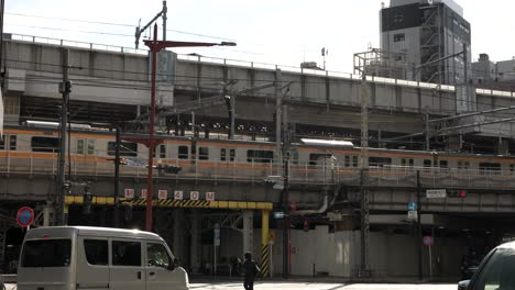 Chuo-railway,-modern-and-comfortable,-featuring-both-local-and-rapid-services