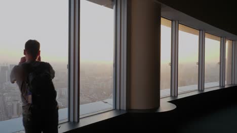 Touristen-Blicken-Aus-Einem-Wolkenkratzerfenster-Auf-Die-Skyline-Von-Tokio-Bei-Sonnenuntergang