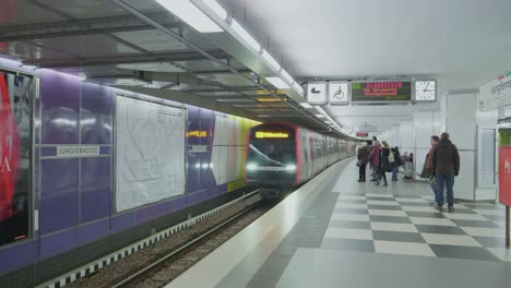 La-Estación-De-Metro-Jungfernstieg-En-Hamburgo,-Alemania.