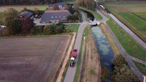 Luftaufnahmen-Von-Drohnen:-Traktor-In-Der-Niederländischen-Landschaft