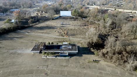 Abandoned-Twin-Drive-In-movie-theater-in-Memphis,-Tennessee-with-drone-video-moving-in-from-high-view