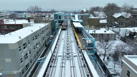 Septa-Zug-Am-Bahnhof-Kensington-Mit-Schneebedeckten-Gleisen-Und-Umliegenden-Gebäuden