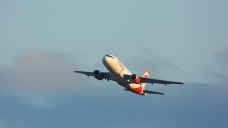 Avión-De-Air-Canada-Rouge-Volando-Con-Cielo-Azul-Y-Nubes-Blancas-En-El-Fondo-En-Ontario,-Canadá-Durante-El-Día