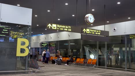 Skytrain-Llegando-A-La-Terminal-3-Y-Salidas-En-El-Aeropuerto-De-Changi-En-Singapur.
