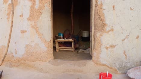 Niño-Negro-Africano-Estudiando-Solo-Preparando-La-Tarea-Para-La-Escuela-En-Una-Remota-Casa-Rural-En-Una-Aldea-Africana