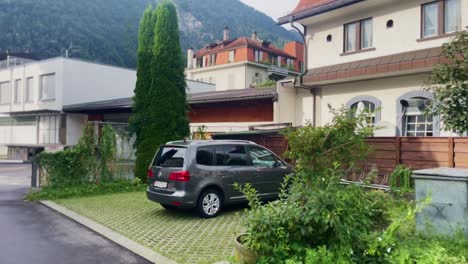Sich-über-Einen-Parkplatz-Bewegen-|-Interlaken,-Schweiz,-Immersiver-Reisetourismus,-Bergtal-Resort-Stadt,-Europa,-Wandern,-Regnerischer-Tag,-4k