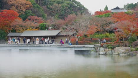 Zeitlupenschwenk-Nach-Links-Am-Katsuoji-Tempel,-Nebligen-Teich-Und-Herbstfarben-In-Minoh-Osaka,-Japan