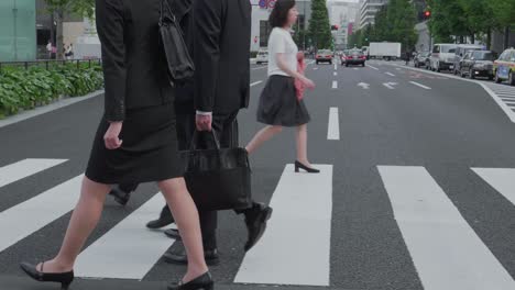 Japaner-überqueren-Eine-Straße-In-Tokio