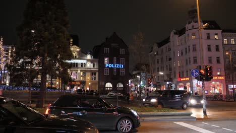Polizeischild-Der-Berühmten-Davidwache-Auf-Der-Reeperbahn-In-Hamburg,-Deutschland-Bei-Nacht