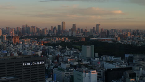 Blick-Auf-Die-Skyline-Von-Tokio-Von-Shinjuku-Aus-Zur-Goldenen-Stunde