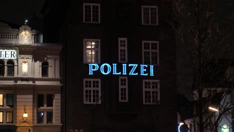 Police-Sign-of-the-famous-Davidwache-on-the-Reeperbahn-in-Hamburg,-Germany-at-night