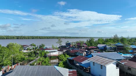 Breiter-Fluss,-Wunderschöner-Blauer-Himmel-Mit-Drohne,-Die-über-Die-Agats-Moschee-In-Papua,-Indonesien-Fliegt
