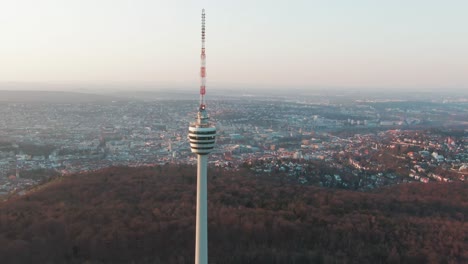 Toma-Aérea-De-La-Torre-De-Televisión-En-Stuttgart,-Alemania.