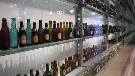 Botellas-De-Cerveza-Antiguas-Exhibidas-En-Cámara-Lenta,-Almacén-De-Guinness
