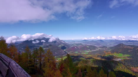 Wunderschöne-Berglandschaft-Unter-Blauem-Himmel,-Menschen-Genießen-Die-Aussicht