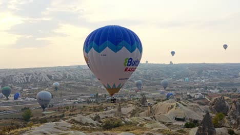 Kappadokien,-Türkei-–-Fahrt-Mit-Dem-Heißluftballon-über-Spektakuläre-Landschaft