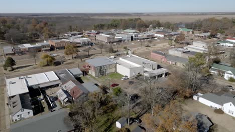 Downtown-Tunica,-Mississippi-with-drone-video-moving-in-a-circle