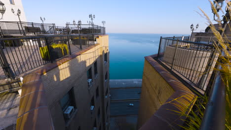 Blick-Vom-Dach-Eines-Gebäudes-In-Der-Innenstadt-Von-Chicago-Auf-Eine-Straße