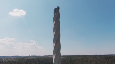 Thyssenkrupp-Testturm-In-Rottweil,-Deutschland-An-Einem-Sonnigen-Tag