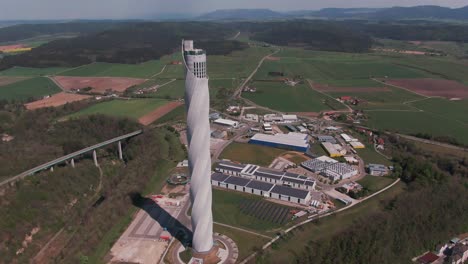 Thyssenkrupp-Testturm-In-Rottweil,-Deutschland-An-Einem-Sonnigen-Tag