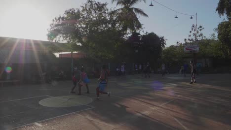Adolescentes-De-Filipinas-Jugando-Baloncesto-En-Una-Cancha-De-Patio-Trasero-En-La-Ciudad-De-Coron,-Filipinas