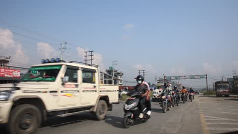 Überfüllte-Straße-Mit-Motorrädern-In-Nepal,-Tagsüber-Das-Haupttransportmittel