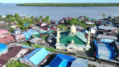 Der-Islam-Ist-In-Papua-Ein-Minderheitsglaube,-Aber-In-Der-Stadt-Agats-Asmat-In-Papua-Gibt-Es-Eine-Wunderschöne-Moschee,-Die-Per-Drohne-Aufgenommen-Wurde