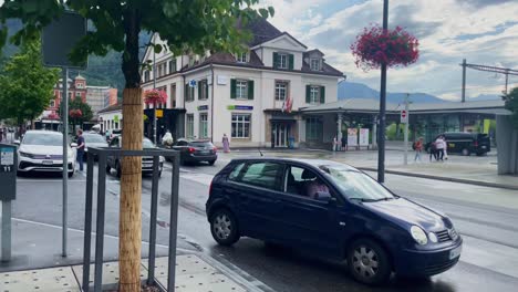 Starker-Verkehr-In-Der-Innenstadt-|-Interlaken,-Schweiz,-Immersiver-Reisetourismus,-Bergtal-Resort-Stadt,-Europa,-Wandern,-Regnerischer-Tag,-4k