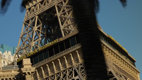 POV-Fahrt-Am-Eiffelturm-Restaurant-Am-Fuße-Des-Nachgebauten-Eiffelturms-In-Las-Vegas-Vorbei