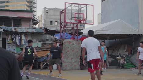 Mehrere-Filipinos-Spielen-Ihren-Nationalsport-Basketball-Auf-Einem-Hinterhofplatz-In-El-Nido,-Palawan,-Philippinen